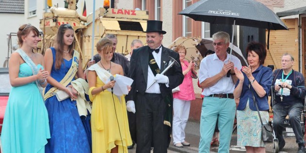 Regenwetter am Sonntag zur besten Kerwezeit. Trotzdem hatte sich eine große Zuschauerrunde versammelt, um die offizielle Begrüßung am Alten Rathaus mit Bürgermeisterin Bärbel Schader, Sonnenbotschafterin Christina I. und ihren majestätischen Gästen mitzuerleben. Foto: Hannelore Nowacki