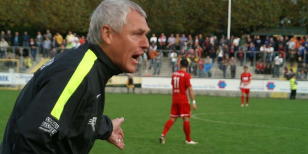 Verpatzte Heimpremiere: Wormatia-Trainer Hans-Jürgen Boysen ist um seinen Job nicht zu beneiden. In dieser Szene reklamiert Boysen vergeblich ein Foulspiel, dass der Führung der Mannheimer vorausgegangen war. Foto: Steffen Heumann