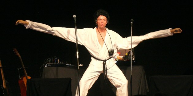 Bei dem Programm der beiden MusiComedians Mark N' Simon wird auch das Publikum mit einbezogen. Als Elvis Pres-Lee den Song „Kung-Fu Fighting“ zum Besten gab, unterstützte ihn das Publikum mit lauten „huhh“- und „ahh“-Rufen. Foto: Manuel Ding