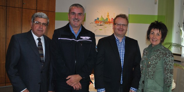 Bürgermeisterin Barbara Schader (r.) und 1. Stadtrat Walter Wiedemann (l.) freuen sich auf eine positive Zusammenarbeit mit dem neuen Leiter des Ordnungsamtes Rainer Stöckel (2.v.l.) und dem neuen Ordnungspolizeibeamten Achim Spies (2.v.r.). Foto: Benjamin Kloos