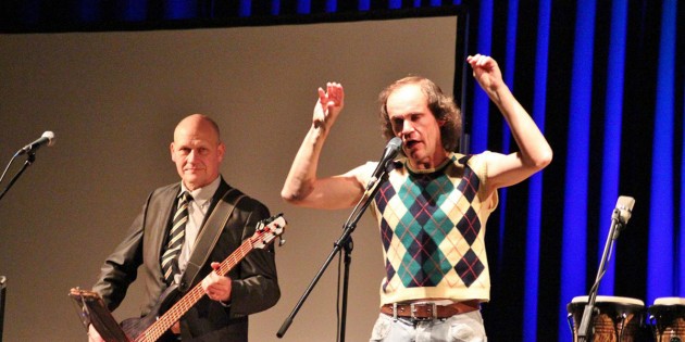 Olaf Schubert  zeigte sich in Hochform. Das begeisterte Publikum in der voll besetzten Hans-Pfeiffer-Halle hatte beträchtlich mit Lachtränen zu kämpfen und belohnte den Künstler und seine Freunde mit viel Applaus – „sitting ovations“. Foto: Hannelore Nowacki