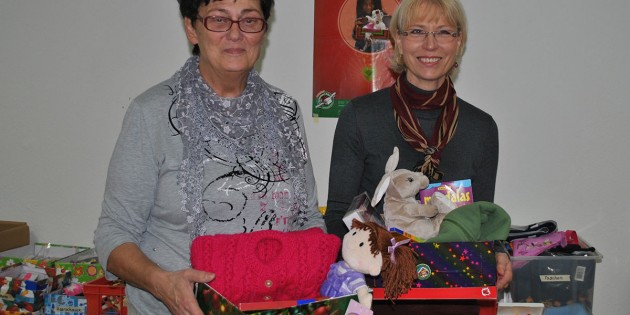 Weihnachten im Schuhkarton: Bis zum 15. November freuen sich Heike Ulrich, Renate Hinz (von rechts) und ihre Team auf zahlreiche Spenden für Kinder in Not. Foto: Benjamin Kloos