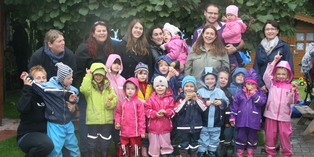 Mit großer Freude ernteten die Kinder aus dem Schwalbennest die Kiwis. Foto: oh