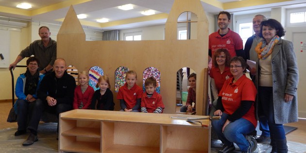 Viele fleißige Helfer und Unterstützer des Projekts „Kleine Kinderkirche“ der Lukasgemeinde und der Sparkasse und hatten viel Spaß bei der Gestaltung der Elemente. Foto: sam