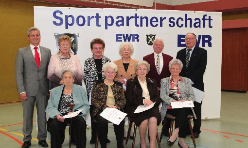 Diese Gruppe repräsentiert Mitgliedschaftsrekorde von 85, 80 und 70 Jahren. Lenchen Scholz (links), früher als Turnerin aktiv, ist schon über 85 Jahre im Turnverein Lampertheim Mitglied. Foto: Hannelore Nowacki