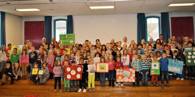 Gemeinsam für die Umwelt aktiv: Etwa 100 Schüler überbrachten Bürgermeister Erich Maier ihre gesammelten „Grünen Meilen". Foto: Benjamin Kloos