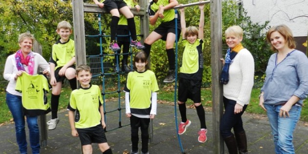 Die Schüler der Seehofschule freuen sich über die neuen Trikots. Foto: oh