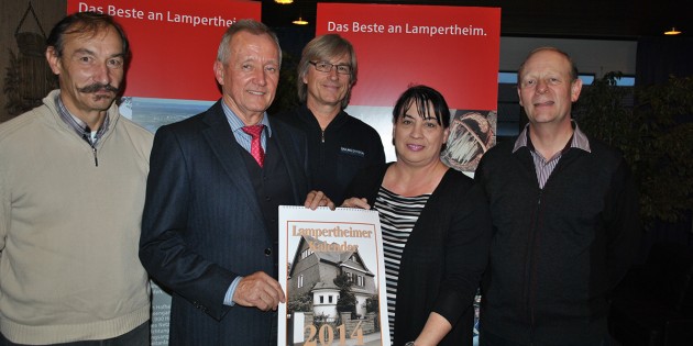 Wie es mittlerweile schon Tradition ist, erhielt am Dienstag Bürgermeister Erich Maier (2.v.l.) als eine seiner letzten Amtshandlungen das erste Exemplar des neuen Lampertheimer Kalenders von der Ersten Vorsitzenden des Lampertheimer Heimat-, Kultur- und Museumsvereins, Margit Karb (2.v.r.), und Stadtarchivar Hubert Simon (r.) überreicht. Stefan Eichler (Fotos; 3.v.r.) und Hans-Michael Platz (Grafik; l.) zeichnen sich für die Gestaltung desselben verantwortlich. Foto: Benjamin Kloos