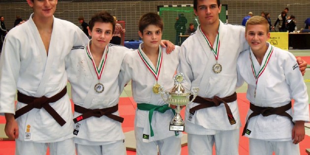 1. Platz der Verbandswertung das Team vom Hessischen Judoverband und das Bürstädter Ausnahmetalent Lars Kilian vom 1. Judo-Club (2.v.r.). Foto: oh
