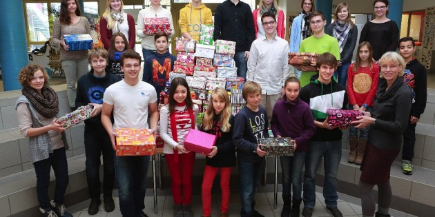 48 Kartons für Weihnachten im Schuhkarton übergab die Schülervertretung des Lessing-Gymnasiums an die sichtlich erfreute Heike Ulrich (r.). Foto: oh 