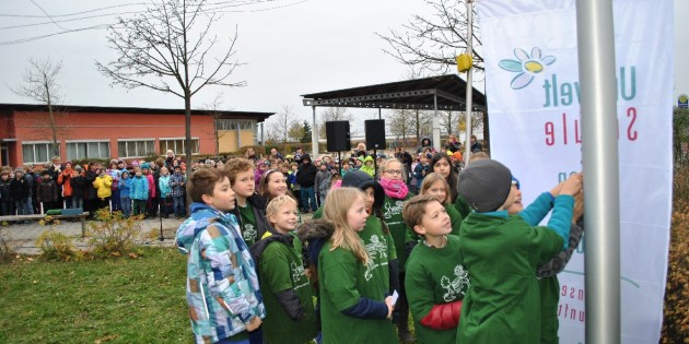 Stolz auf die erneute Auszeichnung als Umweltschule: Der Schülerrat der Pestalozzischule hisst die Fahne mit dem entsprechenden Logo. Foto: Benjamin Kloos