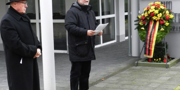 Ortsvorsteher Karlheinz Berg (links) und Pfarrer Reinald Fuhr gedachten der Opfer der Weltkriege und des Holocaust. Foto: oh