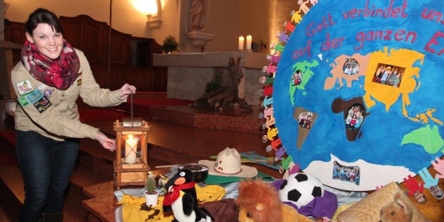 Pfadfindervorsitzende Katja Brechenser schaute nach dem Friedenslicht in der Laterne, das später half die vielen weiteren Kerzen der Kirchenbesucher zu entzünden. Foto: Hannelore Nowacki