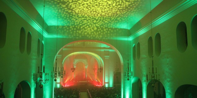 Dicht gedrängt lauschten die Besucher in der Pfarrkirche St. Michael den Wortbeiträgen des Jugendliturgie-Arbeitskreises. Licht und Ton waren in den Händen der Brüder Tobias und Christian Rohatsch Foto: Hannelore Nowacki