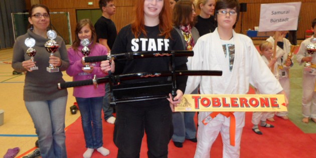 Neben den Doplleschwertern wartet auf die Teilnehmer des Katana-Turniers eine 4,5-Kilogramm schwere Toblerone. Foto: oh