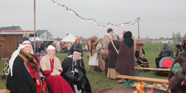 Die gesellige Runde wärmte sich am Lagerfeuer. Genießer kamen bei kulinarischer und szenischer Vielfalt auf ihre Kosten. Foto: Hannelore Nowacki