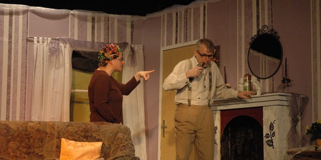 DieTheaterguppe "ZwiBuR" sorgte für eine Strapazierung der Lachmuskeln mit ihrem Stück "Akt mit Blume" im Bürgerhaus Hüttenfeld. Foto: Sigrid Samson