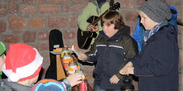 Das Friedenslicht aus Betlehem leuchtet seit Sonntag auch in den Herzen der Lampertheimer. Foto: Jasmin Riedel