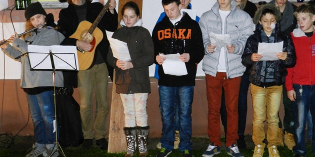 Gemeinsam wurden im Rahmen der Öffnung des 1. Adventsfensters in Hüttenfeld adventliche Lieder gesungen. Foto: oh