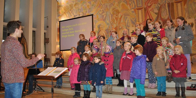 Verzauberten die Herzen der Zuhörer in Mariä Verkündigung: Die jungen Sängerinnen und Sänger des Ephata-Kinderchorprojektes. Foto: Benjamin Kloos