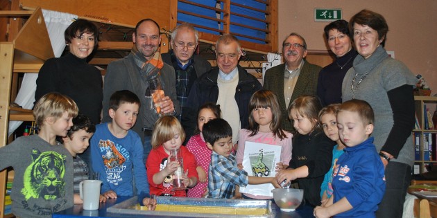 Die Kinder der Kita „Am Graben" freuen sich gemeinsam mit ihrer Leiterin Barbara Ohl (r.) auf die spannenden Experimente an den neuen Forschertischen. Diese wurden durch Past-Präsident Volker Schlappner (2.v.l.), Friedrich Schmidt (4.v.l.) und Heiner Veltman (3.v.r.) vom Lions Club Lampertheim an alle Kindergärten in Lampertheim übergeben. Foto: Benjamin Kloos