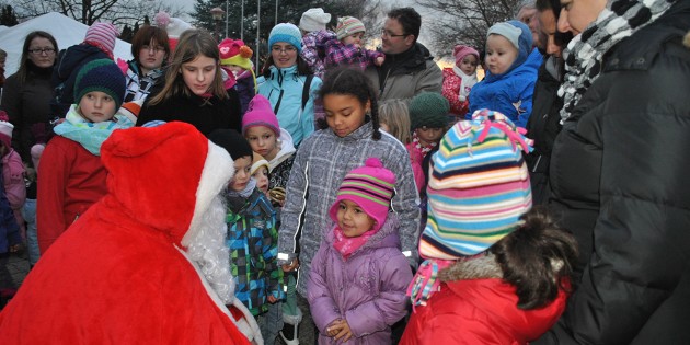 Leuchtende Kinderaugen: Beim Anblick des Nikolaus war den Kindern die Freude und das Staunen ins Gesicht geschrieben. Foto: Benjamin Kloos