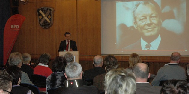 SPD-Vorsitzender Jens Klingler hielt einen Filmvortrag über Willy Brandt bei der Festveranstaltung im Stadthaus. Foto: Sigrid Samson