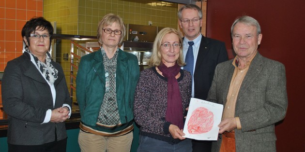Christine Walter (Grund- und Mittelstufenleiterin der Biedensandschule, 3.v.r.) überreicht Dr. Lothar Kellner (Rotary Club Bensheim/Heppenheim, r.) und Jörg Schmidt (2.v.r.) ein von den Schülern gestaltetes Buch, in dem deren Lieblingspizza zu sehen ist. Über die Unterstützung der Serviceclubs freuen sich auch die Kreisbeigeordnete Rita Schramm (l.) und Schulleiterin Edith Sperling-Sesin (2.v.l.). Foto: Benjamin Kloos