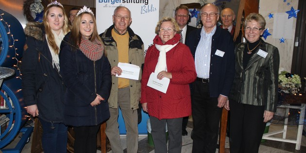 Große Freude herrschte bei den Gewinnern der diesjährigen Weihnachtstombola der Bürgerstiftung Biblis, die durch die Gurkenkönigin Rosa I. gezogen wurden.  Foto: oh