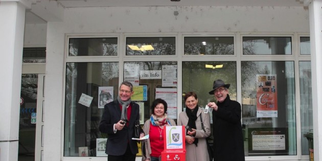 Die rote Sammelbox für ausgediente Handys und Ladegeräte kam nach dem Fototermin sofort an ihren Platz im Rathaus-Service, wo Tina Medert (2. von links) tätig ist. Frank-Rüdiger Kirschner (rechts), Elzbieta Liermann und Fritz-Ludwig Schmidt vom Vorstand der Bürgerstiftung hoffen, dass die Sammelbox noch gut gefüllt wird. Foto: Hannelore Nowacki