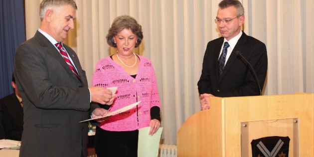 Stadtrat Gottlieb Ohl erhielt von Stadtverordnetenvorsteherin Brigitte Stass die Urkunde zur Ehrenbezeichnung „Ratsherr“. Bürgermeister Gottfried Störmer dankte für das langjährige ehrenamtliche Engagement im Gemeinwesen und mehreren politischen Ämtern. Foto: Hannelore Nowacki