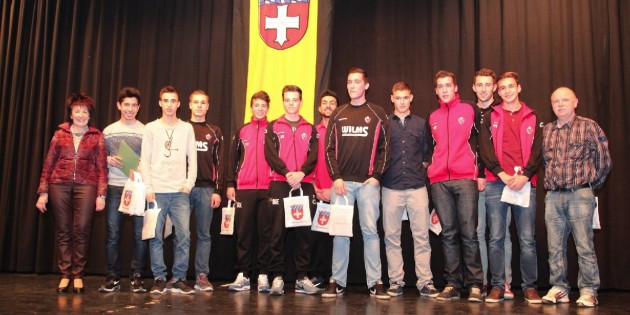 In Bürstadt gibt es viele gute Nachwuchsfußballer wie beim JFV, denen Bürgermeisterin Bärbel Schader (links)  bei der Sportlerehrung für das Sportjahr 2013 die Urkunden überreichte. Foto: Hannelore Nowacki