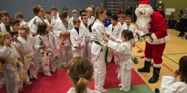 Das gemeinsame Miteinander auch zwischen großen und kleinen Judoka gefiel dem Nikolaus sehr gut. Foto: Stephan Müller