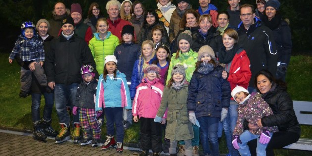Mitglieder des 1. Judo-Club Bürstadt freuten sich über das tolle Jahresabschluss-Eislaufevent. Foto: Jörg Zinnäcker