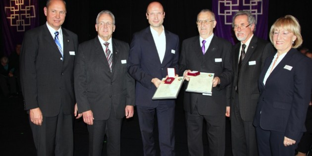 Präses Dr. Michael Wörner (Bergstraße; l.), Präses Paul Ewald (Ried; 2.v.l.), Dekan Karl Hans Geil (Ried, 2.v.r.) und stellv. Präses Irmgard Wagner (Bergstraße; r.) gratulieren dem ehemaligen Präses Axel Rothermel (3.v.l.) und Kirchenvorsteher Walter Grießheimer (Lampertheim; 3.v.l.) zur Auszeichnung mit der Starkenburg-Medaille. Foto: oh