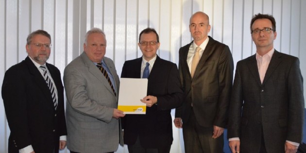 Zum Austausch im Rathaus Groß-Rohrheim: Der stellvertretende Neue Wege Betriebsleiter Harald Weiß, der Groß-Rohrheimer Bürgermeister Rainer Bersch, der Erste Kreisbeigeordnete und Sozialdezernent Thomas Metz, der Neue Wege Betriebsleiter Stefan Rechmann und der Leiter des Jobcenters Ried Christian Bayer (v.l.n.r.). Foto: oh