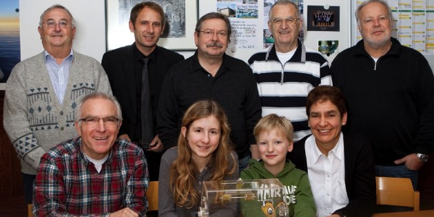 Glückliches Händchen bei der Auslosung: Malina Vollmer (vorne sitzend, 2.v.l.) und Elias Bergner (vorne sitzend, 2. v.r.) zogen unter notarieller Aufsicht die Gewinner des Adventskalenders der Lukasgemeinde. Foto: Stefanie Eichler