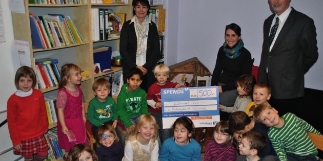 Große Freude herrschte bei den Kindern der Kita-Falterweg, der stellvertretenden Kita-Leiterin Christine Busch und Pfarrer Roland Schein (Luthergemeinde, r.) angesichts des Spendenschecks, den Sabine Hilsheimer (2.v.r.) im Namen der Firma MH-Bau überreichte. Foto: Benjamin Kloos