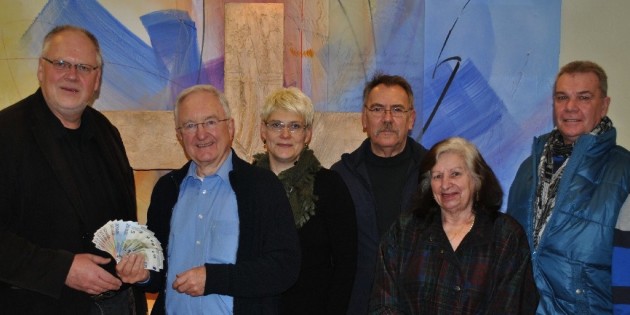 Pfarrer Adam Herbert von der Lukasgemeinde Lampertheim (l.) freut sich über den Geldsegen: Helmut Hummel (2.v.l.) überreicht für den WuVV 600 Euro für bedürftige Lampertheimer. Mit ihm freuen sich Günter Grimm (WuVV), Helga Jermis, Lothar Pfeiffer (WuVV) und Eva Größler (WuVV; v.r.). Foto: Benjamin Kloos