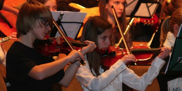 Das Gemeinschaftsorchester ist ein neues Projekt unter Leitung von Dr. Matthies Andresen. Dabei traten erstmals Schülerinnen und Schüler Lampertheimer Grundschulen gemeinsam mit Musikschülerinnen und -schülern des LGL beim Weihnachtskonzert auf. Foto: Manuel Ding