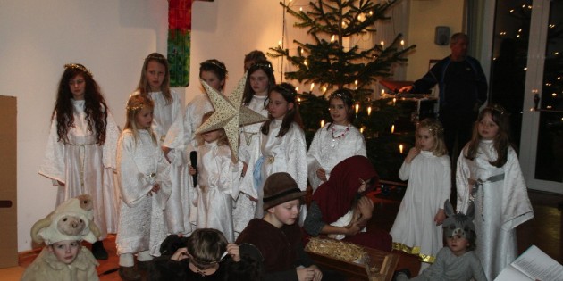 Wer darf die frohe Botschaft von Jesu Geburt verkünden? Der größte, der stärkste oder der schönste Engel? Da gab es beim Krippenspiel auch mal kurz Streit unter den Engeln. Foto: Eva Wiegand