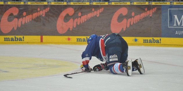 Ein Bild mit Symbolcharakter. Wie hier Adler-Kapitän Marcus Kink ist momentan die gesamte Adler-Mannschaft am Boden. Foto: Gernot Kirch