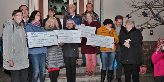 Die evangelische und katholische Kirchengemeinde übergab der evangelischen Kindertagesstätte eine Spende von 300 Euro, der Kleingärtnerverein spendete 200 Euro, über die symbolischen Spendenschecks freuten sich Sylvia Knobloch und Pia Lahrsow. Ebenfalls 300 Euro spendeten die beiden Kirchengemeinden dem Förderverein der Seehofschule, vertreten durch die Vorsitzende Ute Mostert. Direktorin Dr. Bronė Narkevičienė freute sich über die Spende in Höhe von 300 Euro für das Litauische Gymnasium. Foto: Hannelore Nowacki