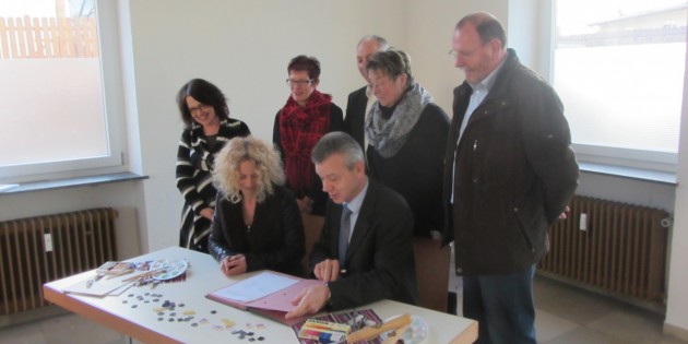 Freuen sich über den neuen Ort für künstlerische Kreativität und Vielfalt: Gabriele Koblitz, Heike Kissel-Eltrop, Ute Birkhölzer, Bürgermeister Gottfried Störmer, Rolf Hecher, Rita Rose und Bernhard Hossner (v.l.). Foto: oh