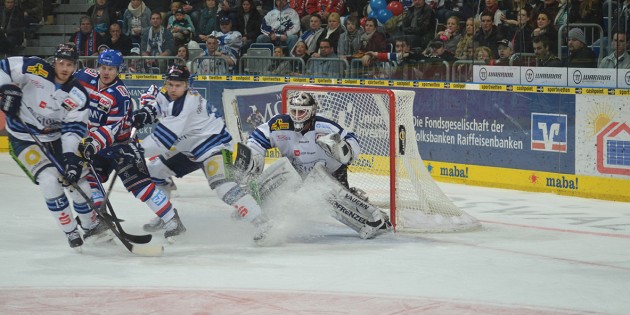 Häufig brannte es lichterloh vor dem Straubinger Gehäuse, doch wollte der Puck in der regulären Spielzeit einfach nicht reingehen. Foto: Gernot Kirch
