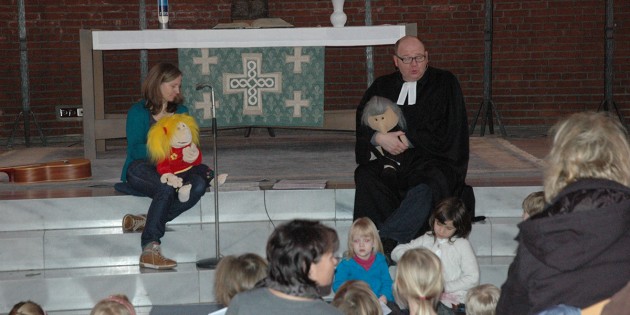 Pfarrer Kröger und Christine Fröhlich begeisterten mit den Handpuppen "Jule und der Pfarrer" die Kinder. Foto: Sigrid Samson