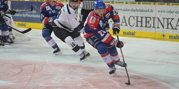 Frank Mauer (blaues Trikot, Vordergrund) zeiget gegen Nürnberg ein starkes Match. Foto: Gernot Kirch