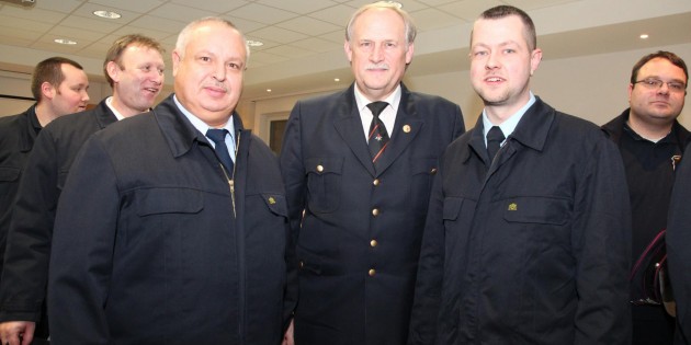 Die Freiwillige Feuerwehr Groß-Rohrheim hat eine neue Führungsspitze: Gemeindebrandinspektor Alfred Helfrich (links) und der stellvertretende Gemeindebrandinspektor Rainer Donnerstag (rechts), im Bild mit Kreisbrandinspektor Wolfgang Müller. Foto: Hannelore Nowacki