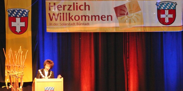 Bürgermeisterin Barbara Schader sprach über die vielen positiven Entwicklungen in Bürstadt und hob das vielfältige Engagement der Bürger hervor. Foto: Hannelore Nowacki