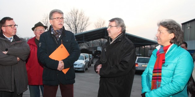 Die SPD-Fraktion mit ihrem Vorsitzenden Hans Hahn hatte die Bürger zur offenen Fraktionssitzung unter freiem Himmel auf den Wertstoffhof eingeladen. Die Zukunft der Müllentsorgung in Lampertheim und die Aufgaben des Wertstoffhofes, der bereits seit Jahren vom Zweckverband betrieben wird, standen im Mittelpunkt der Informationen und Gespräche. Foto: Hannelore Nowacki